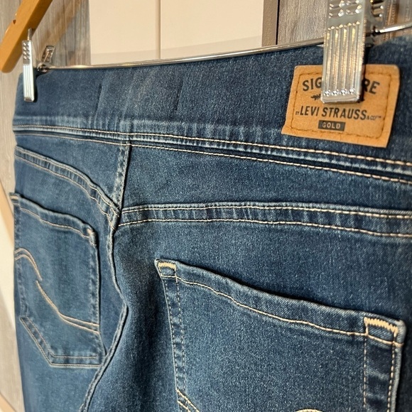 WJ1. Levi's Signature Gold Ladies' Pull-on Jean 4S - Picture 4 of 6